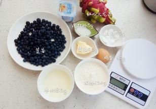 首先准备好松饼食材，再准备一些自己喜爱的水果