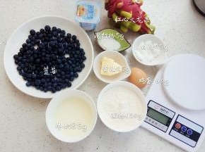 首先准备好松饼食材，再准备一些自己喜爱的水果