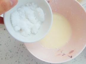 白糖放入牛奶中