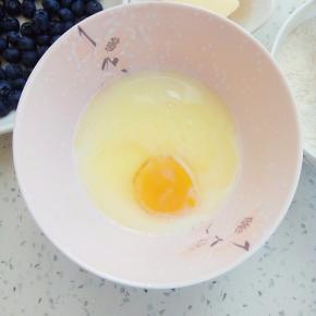 再打入鸡蛋搅拌均匀