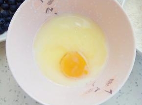 再打入鸡蛋搅拌均匀