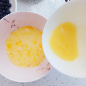 融化后的黄油倒入蛋液中