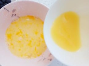 融化后的黄油倒入蛋液中