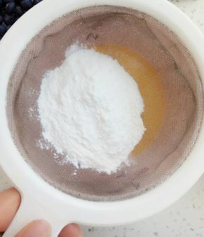 筛入低筋面粉和泡打粉