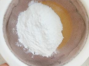 筛入低筋面粉和泡打粉