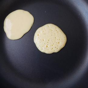 平底锅小火烧热，舀入一勺面糊