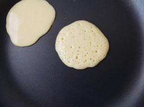 平底锅小火烧热，舀入一勺面糊