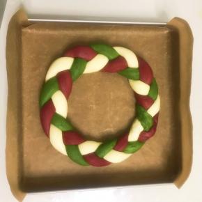 12摆在学厨28x28的烤盘里，进一步整圆，放进发酵箱二发，温度在34度，湿度保持在％85，发酵一倍大。