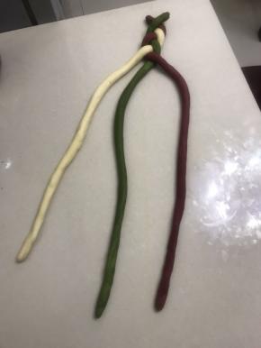 10把三个长面条放一起，象辫辫子那样辫起来，二头留一点先不辫。