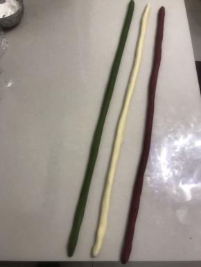 9继续轮换把三个面团搓长至80厘米长。