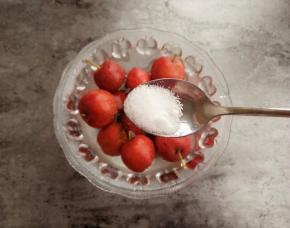 半勺盐倒入山楂种