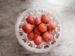 再放一些水浸泡搓洗