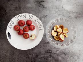 洗干净的山楂去核