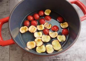 将山楂和水放入锅中