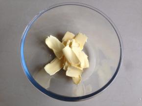 黄油切小块，室温软化