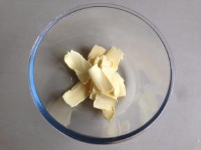 黄油切小块，室温软化