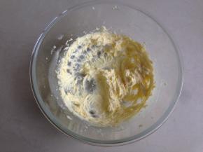 先不开启电动打蛋器电源，用打蛋头拌一下，拌至不见糖粉，再启动电源，搅打至颜色变浅，轻盈的状态