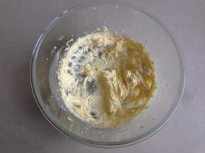 先不开启电动打蛋器电源，用打蛋头拌一下，拌至不见糖粉，再启动电源，搅打至颜色变浅，轻盈的状态