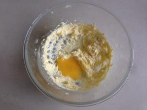 分三次加入蛋液，每加入一次，待拌匀后再加入下一次蛋液