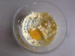 分三次加入蛋液，每加入一次，待拌匀后再加入下一次蛋液