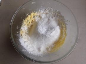 将面粉过筛进去