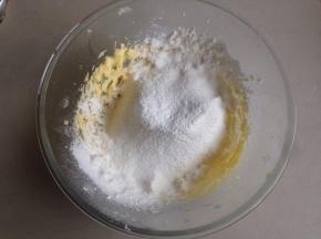 将面粉过筛进去