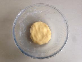 拌成面团，盖上保鲜膜，放冰箱冷藏1个小时