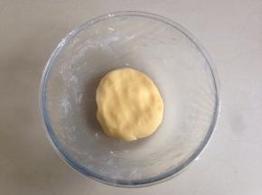 拌成面团，盖上保鲜膜，放冰箱冷藏1个小时