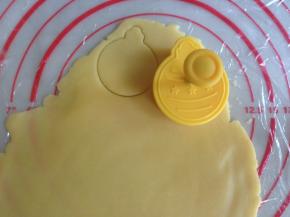 用饼干模具压出饼模，不要盖出图案，只要形状即可，因为盖出图案的饼干不平滑，可以选择不锈钢那种切模