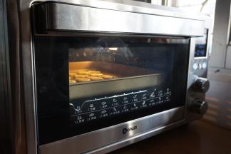 放入上火160度，下火140度的东菱K40C烤箱中下层，烘烤10-12分钟左右