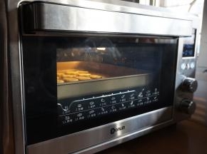 放入上火160度，下火140度的东菱K40C烤箱中下层，烘烤10-12分钟左右