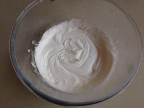 蛋白粉用凉开水溶解，再倒入糖粉拌均匀，糖霜调稀一些，图片的糖白霜是很浓稠的，需要再加水调稀，水量要一滴滴的加，调到可以以线条状滴落