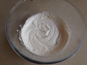 蛋白粉用凉开水溶解，再倒入糖粉拌均匀，糖霜调稀一些，图片的糖白霜是很浓稠的，需要再加水调稀，水量要一滴滴的加，调到可以以线条状滴落