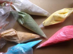 将蛋白霜放进裱花袋里，用牙签挑一点点色素，与袋子里的蛋白霜混合