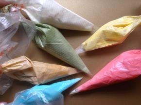 将蛋白霜放进裱花袋里，用牙签挑一点点色素，与袋子里的蛋白霜混合