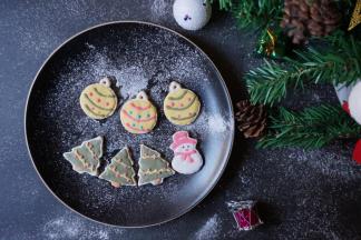 按你的喜好，在饼干上画出不同的色彩，打造不一样的圣诞糖霜饼干