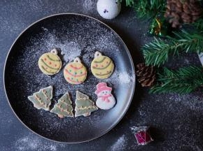 按你的喜好，在饼干上画出不同的色彩，打造不一样的圣诞糖霜饼干