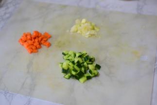 切好葱花，胡萝卜丁，黄瓜丁。