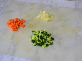 切好葱花，胡萝卜丁，黄瓜丁。