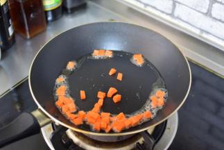 锅中油加热，加入胡萝卜，炒一分钟