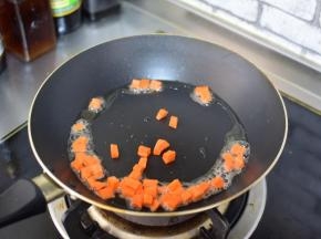 锅中油加热，加入胡萝卜，炒一分钟