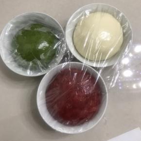 2拿岀来把面团分成3等份。
3取一个面团，把红曲粉先用少量牛奶调开，把红曲粉用手揉进面团里尽量揉匀。
4把抹茶粉同上的方法，也揉进一个面团里。
5把3个面团整圆，同时放入三个碗中，盖上保鲜膜