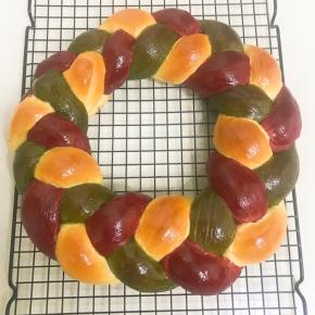 14出炉后把面包移出烤盘放在烤网上，表面刷上黄油。