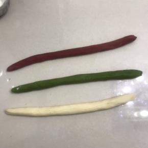 8分別把3個面團拿出來，拍打面团排气，整理成长条形，慢慢搓长。