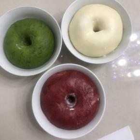 6送进发酵箱进行一发，温度调节在27度。
7用手指粘面粉戳洞洞口不回缩不塌陷为发酵好。