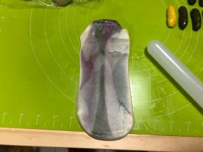 朝着油酥竖着的方向擀开，切掉白色的边缘部分