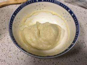 上锅大火上汽以后蒸20分钟，放温热后加入黄油戴上防烫手套揉匀