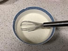 【麻薯制作】糯米粉、玉米淀粉混合均匀，加入细砂糖，倒入纯牛奶，搅拌均匀
