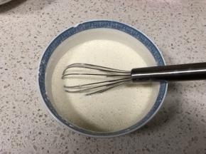 【麻薯制作】糯米粉、玉米淀粉混合均匀，加入细砂糖，倒入纯牛奶，搅拌均匀