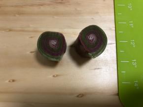 把面卷从中间用锋利的刀切开